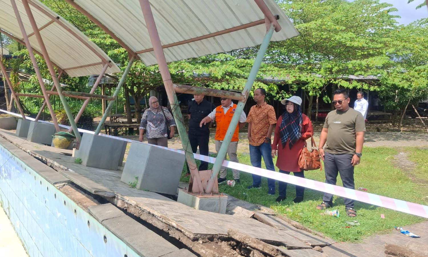 BUKAN FAKTOR ALAM: Kondisi konstruksi bangunan di kolam yang bergerak ke atas di Umbulan Park.
