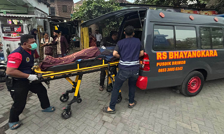 ANGKUT: Jenazah korban saat diangkut ke ambulans untuk dibawa ke RS Bhayangkara, Watukosek, Kecamatan Gempol. Korban meninggal mendadak di kamar mandi indekosnya.