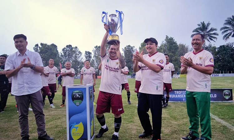 ANGKAT TROfi: Laga sepak bola yang menghiasi peresmian lapangan sepakbola Dawuhansengon, Kecamatan Purwodadi. Nampak Bupati Mas Rusdi (dua dari kanan)