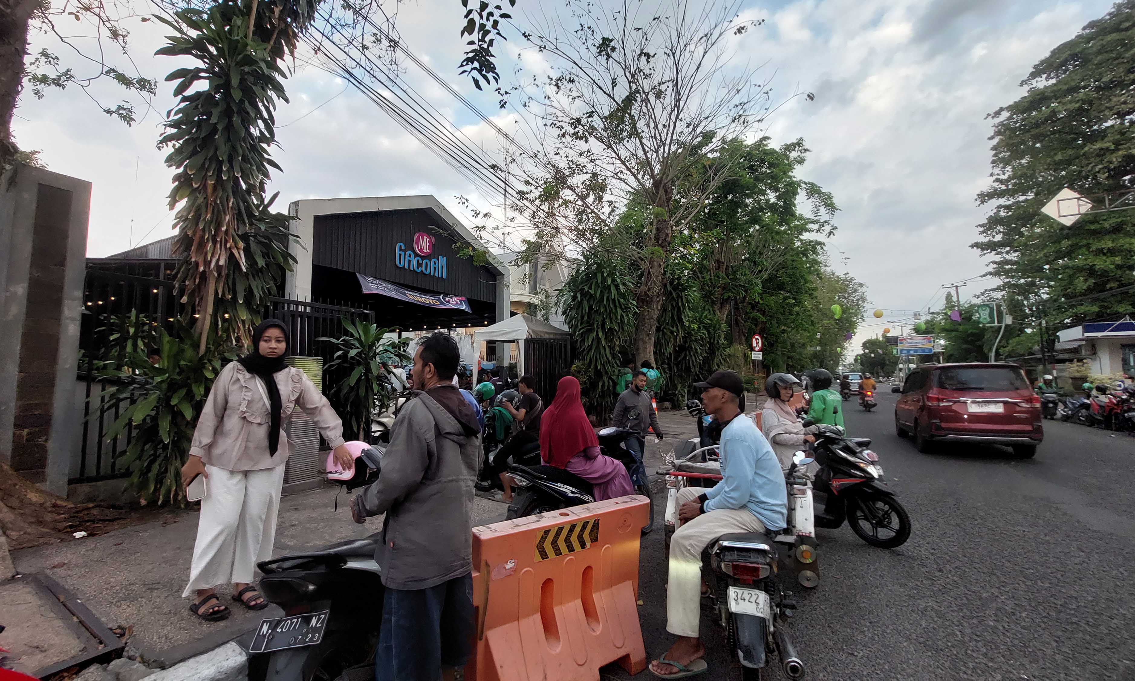 TAK TERATUR: Sejumlah pengendara parkir di depan Reto Mie Gacoan di Jalan Suroyo, Kota Probolinggo, Senin (7/7).