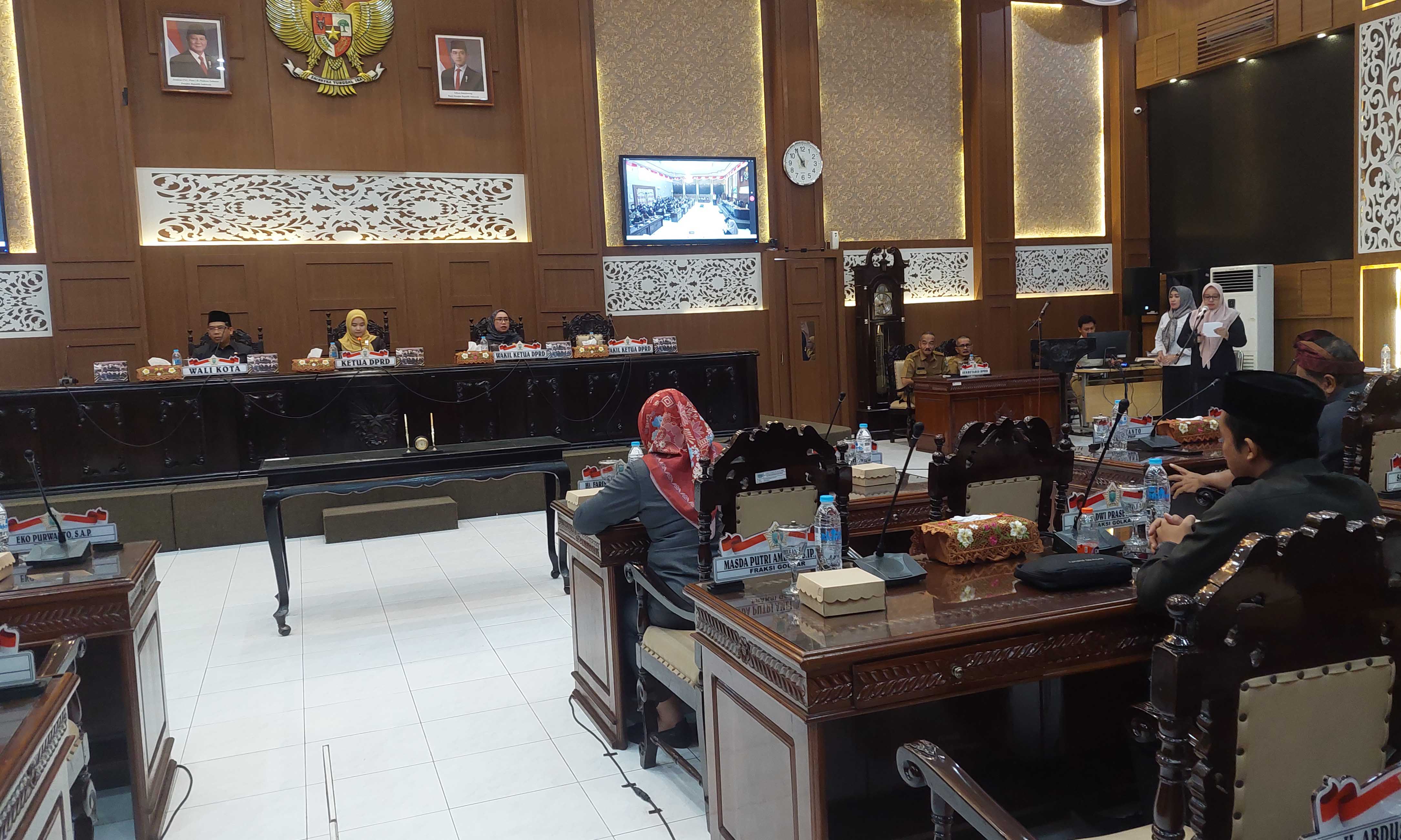 DITUNDA: Wali Kota Probolinggo dr. Aminuddin (kiri) sudah hadir dalam Paripurna Pengesahan KUA-PPAS Perubahan APBD 2025 di Kantor DPRD Kota Probolinggo, Senin (7/7). Namun, akhirnya sidang pengesahan