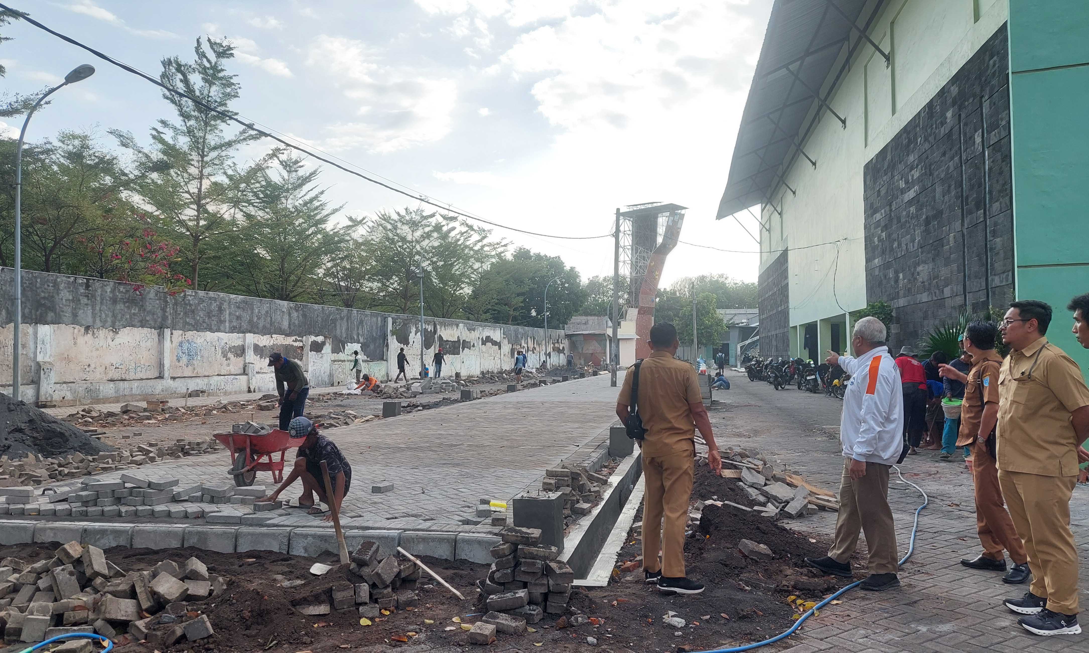 LIHAT LANGSUNG: Kabid Bina Marga Dinas PUPR-PKP Kota Probolinggo bersama DKUP dan Dispopar meninjau kesiapan lahan sisi selatan GOR A. Yani.