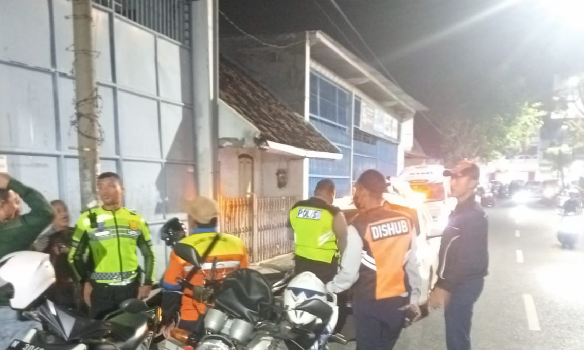 MELANGGAR: Petugas gabungan dari Polres Pasuruan Kota dan Dishub Kota Pasuruan menindak kendaraan melanggar di Jalan Sumatera, Kota Pasuruan, Minggu (6/7) malam.