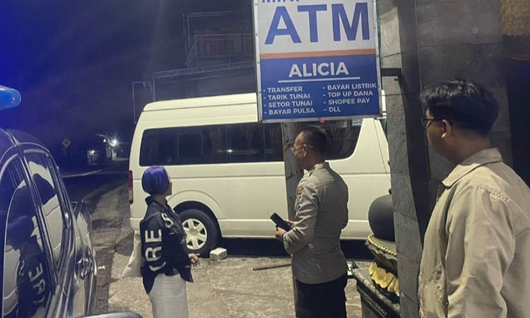 TETAP KE LOKASI: Polisi mendatangi warga setelah menerima laporan mobil ngadat di Kecamatan Lumbang.