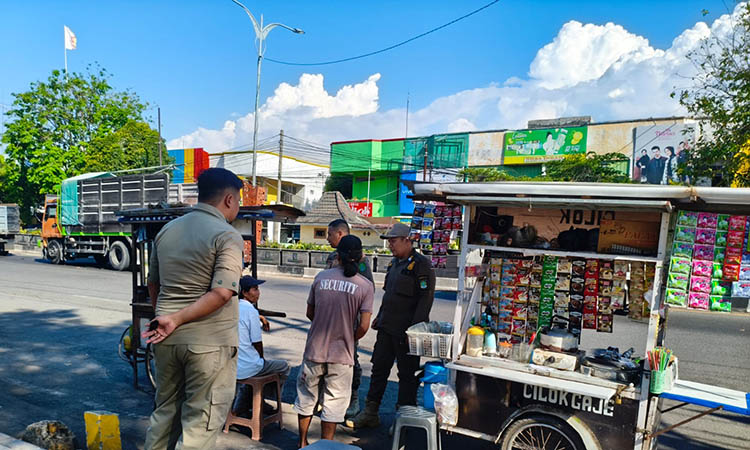 HARUS NURUT: Personel Satpol PP saat kemarin menertibkan PKL yang berjualan di Alun-alun Bangil.