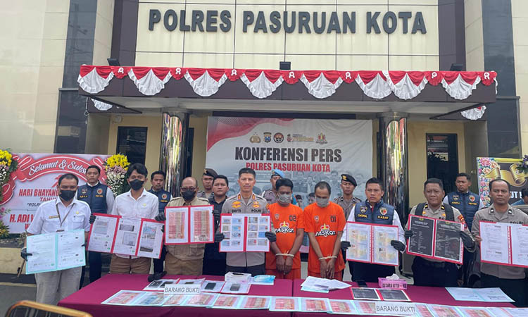 CARI KEUNTUNGAN: M Sah dan Mista (baju tahanan warna oranye), dua tersangka perekrut calon pekerja migran illegal saat dirilis Polres Pasuruan Kota.