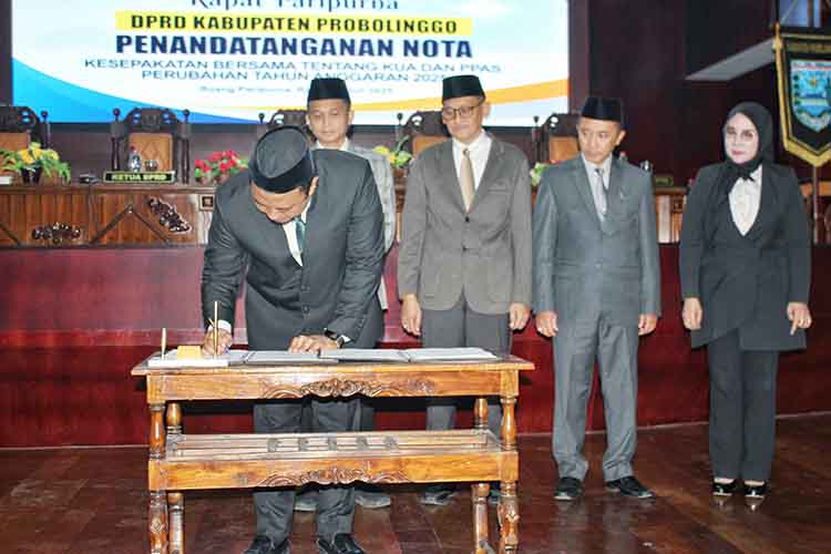 TANDA TANGAN: Wakil Bupati Probolinggo Fahmi AHZ menandatangani nota kesepakatan bersama tentang KUA PPAS Perubahan APBD Tahun Anggaran 2025.