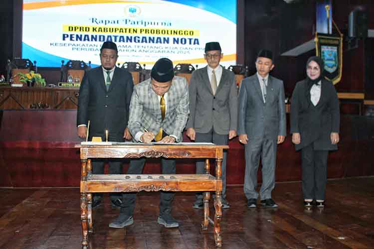 SETUJU: Ketua DPRD Kabupaten Probolinggo Oka Mahendra Jati Kusuma, S.E., M.M. dilanjutkan tiga pimpinan lainnya menandatangani nota kesepakatan bersama tentang KUA PPAS Perubahan APBD Tahun Anggaran 2