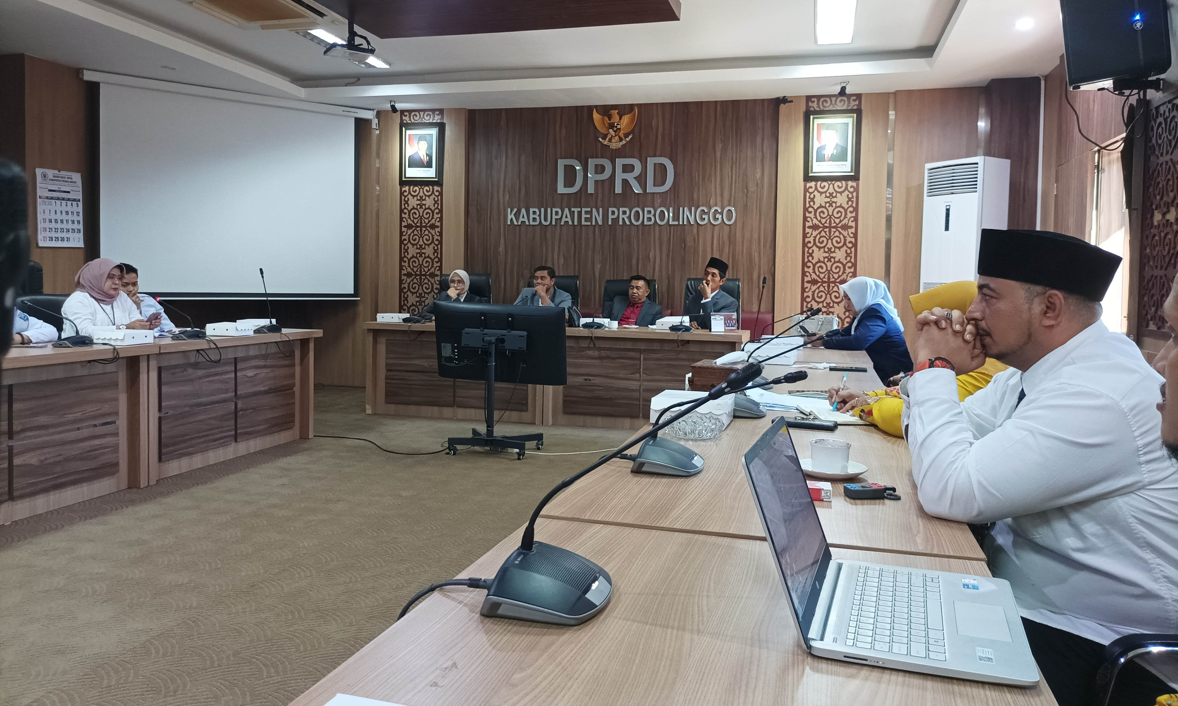 CARI JALAN KELUAR: : Sejumlah pihak melakukan rapat dengar pendapat bersama Komisi 2 DPRD Kabupaten Probolinggo yang membahas problematika di KPRI Dringu.