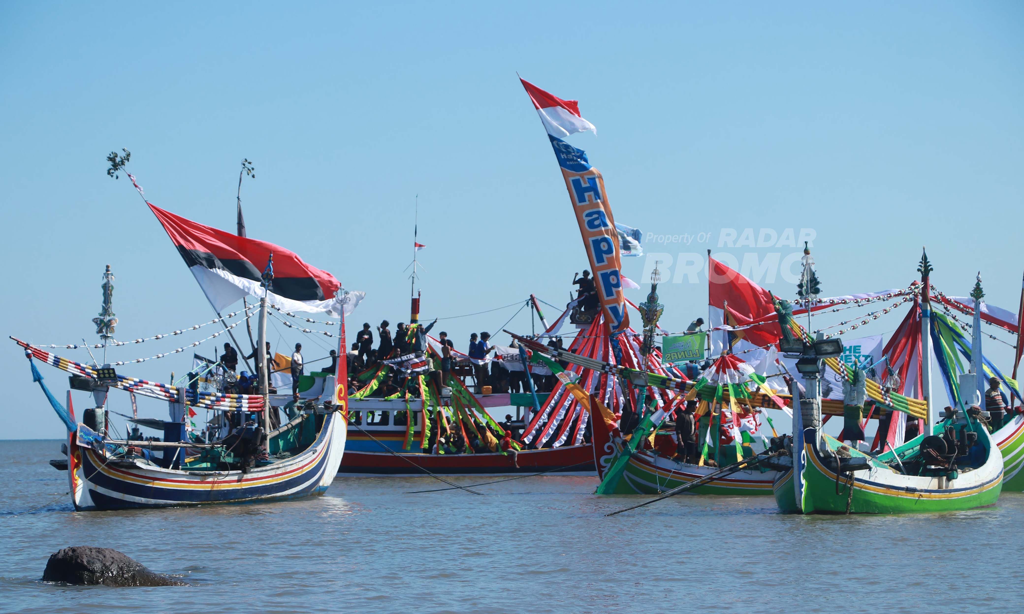 MERIAH: Perahu dan kapal nelayan di Kalibuntu yang menggelar larung sesaji di Petik Laut 2025.