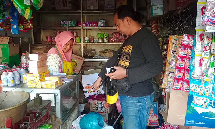 CARI KETERANGAN: Polisi melakukan olah TKP di Pasar Ngopak, pagi kemarin setelah terjadi pencurian di sekitar sini.