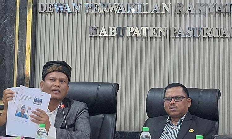 KLARIFIKASI: Anggota DPRD Kabupaten Pasuruan Rudi Hartono (kiri) bersama Ketua DPRD Samsul Hidayat memberikan klarifikasi tentang adanya rumor bahwa Rudi Hartono dipanggil sebagai saksi oleh KPK RI.