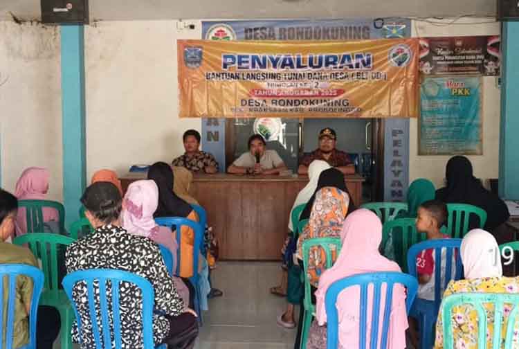 KESEJAHTERAAN: Proses pemberian BLT-DD Pemerintah Desa Rondokuning, Kecamatan Kraksaan 2025.