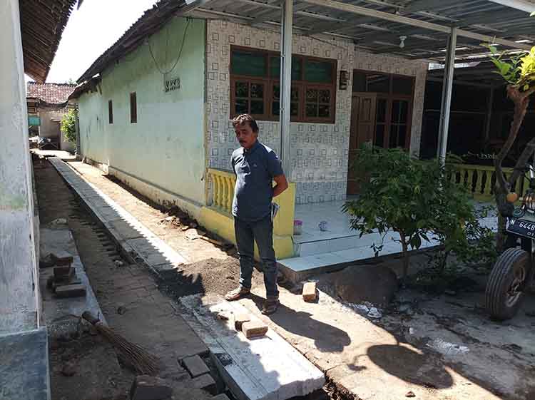 MASIH PROSES: Sekretaris Desa Rondokuning Muhammad Su&rsquo;udi memantau pembangunan drainase di Dusun Sukunan.
