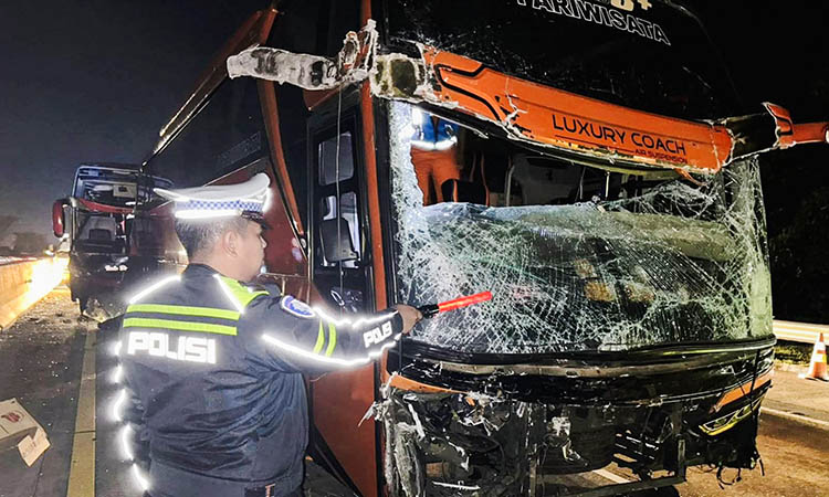 RINGSEK: Kendaraan bus yang terlibat kecelakaan di Jalan Tol Pasuruan. Akibat kecelakaan itu, delapan orang mengalami luka-luka.