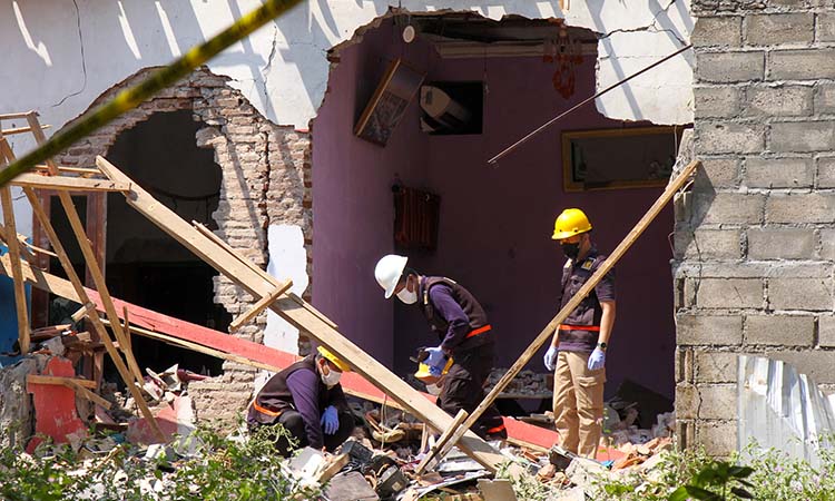SENJATA MAKAN TUAN: Petugas saat menyisir rumah Saiful Rizal yang porak poranda usai bondet meledak saat diracik. (Mokhamad Zubaidillah/ Radar Bromo)