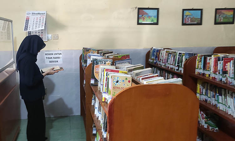 GUDANG ILMU: Keberadaan Perpustakaan Nguling yang menjadi sumber baca di wilayah timur Kabupaten Pasuruan. Selama libur sekolah, tingkat kunjungan perpustakaan, melonjak.