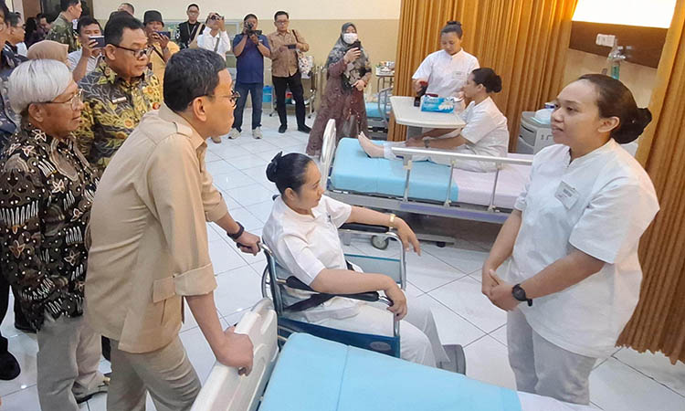 KUNJUNGAN KERJA: Menteri Perlindungan PMI RI Abdul Kadir Karding meninjau PT Prima Duta Sejati, Jumat (11/7).