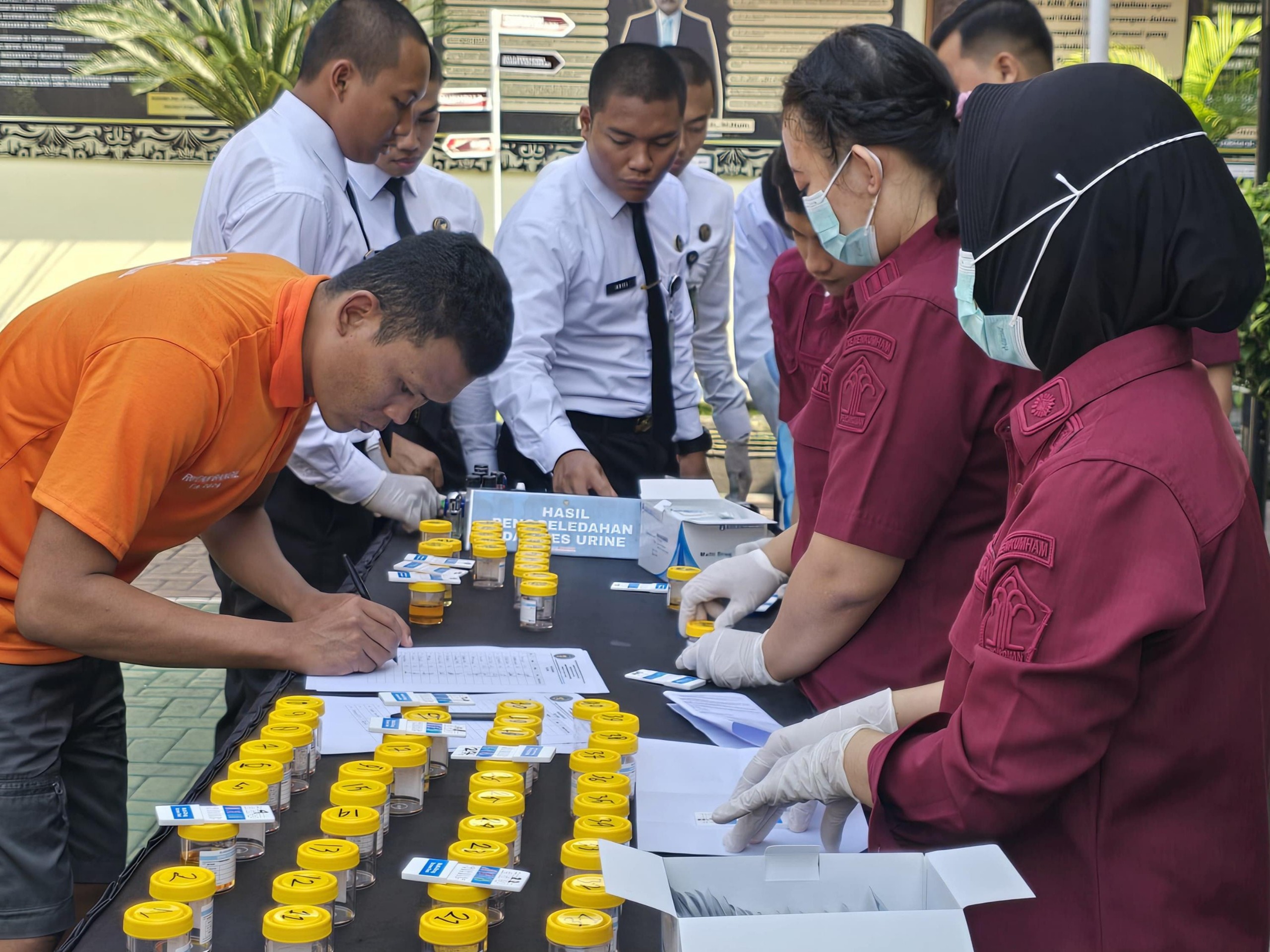 AMBIL SAMPLE: Tes urine yang dilakukan terhadap warga binaan dan pegawai Rutan Bangil dalam mengecek adanya kandungan narkotika. Hasilnya, semua negatif.