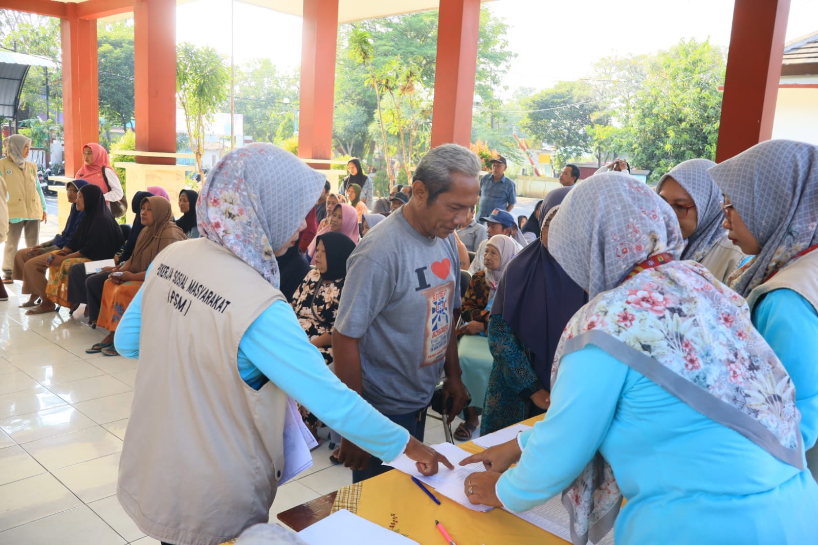 SALURKAN: Penyerahan bansos kepada pihak penerima. Tahun ini, ada 822 orang yang menerima bansos, bersumber dari APBD Kota Pasuruan.