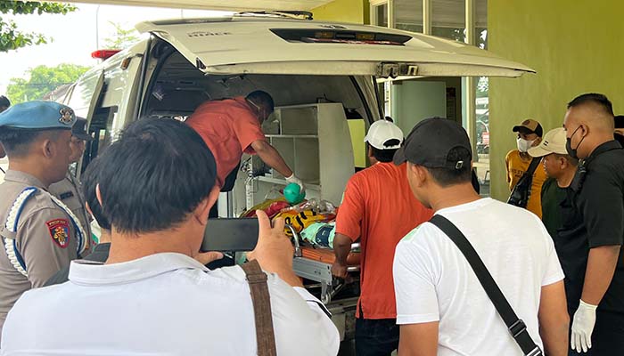 MASIH DIRAWAT: Korban Saiful Rizal saat hendak dirujuk ke RSUD Dr Soetomo Surabaya dari RSUD Grati. (Mokhamad Zubaidillah/ Radar Bromo)
