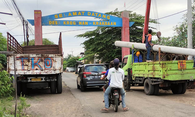 MASUK: Gapura yang menjadi pintu masuk Desa Kregenan, Kecamatan Kraksaan. Sebelum seperti tampak sekarang, Desa Kregenan dulunya merupakan hutan belantara yang sunyi.