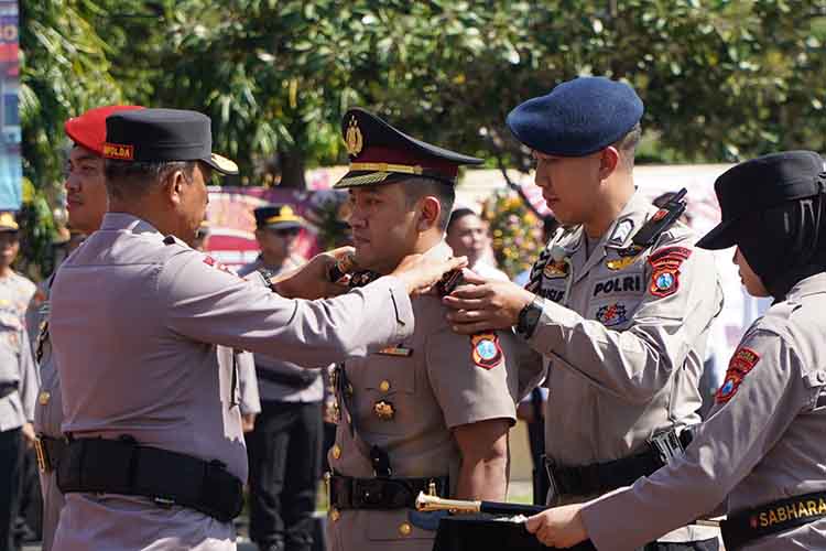 SERTIJAB: AKBP M. Wahyudin Latif menggantikan AKBP Wisnu Wardana sebagai Kapolres Probolinggo.