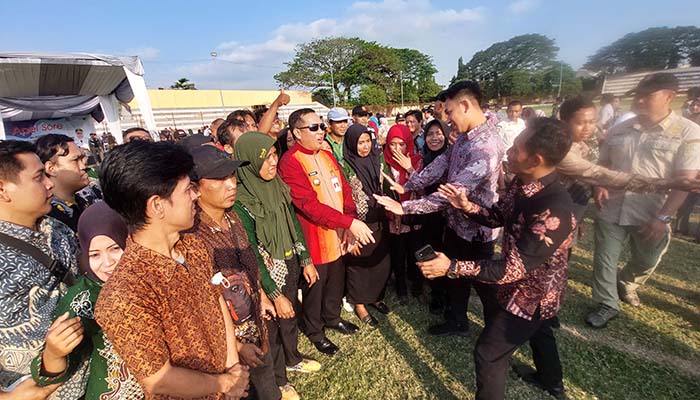 Wali Kota Probolinggo dr Aminuddin saat menyapa pegawai non-ASN di lingkungan Pemkot Probolinggo dalam apel akbar.