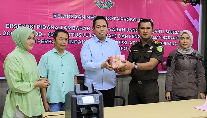 DIEKSEKUSI: JPU sekaligus jaksa eksekutor Kejari Kota Probolinggo mengeksekusi uang pengganti untuk terpidana korupsi Riang Fauzi senilai Rp 200 juta, kemarin (7|7).
