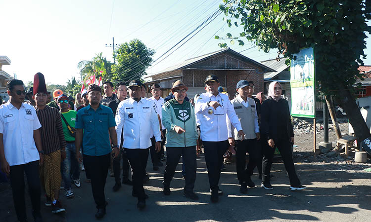 MENJAGA TRADISI: Kades Kalibuntu Khairul Anam (berudeng) bersama bupati, wakil bupati dan sejumlah dewan saat acara petik laut.