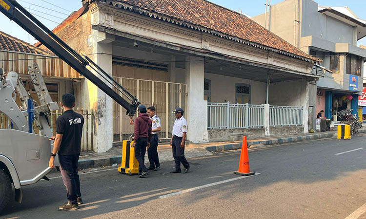 KANSTIN: Pemasangan kanstin beton di Jalan Sumatera oleh Dishub Kota Pasuruan. Langkah ini dilakukan, untuk mencegah kendaraan Elf parkir sembarangan.