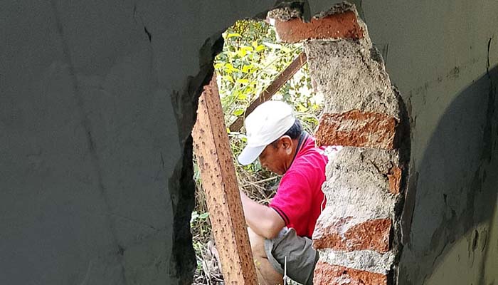 SUDAH DIBOLONGI: Tembok bagian belakang sekolah yang sudah dibolongi pelaku. Beruntung, saat pelaku hendak  beraksi, dipergoki penjaga sekolah.
