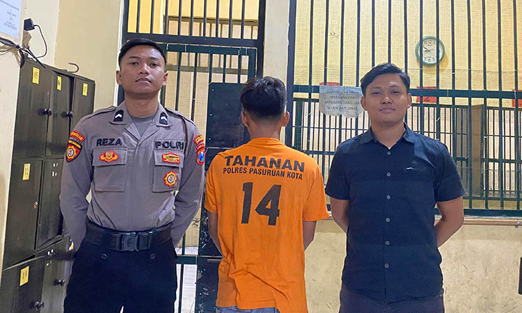 DIRINGKUS: Tersangka IS yang diamankan petugas kepolisian atas aksi pencurian motor yang dilakukannya. Ia sempat dimassa sebelum akhirnya dijebloskan ke penjara.