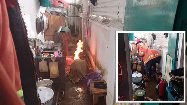 MENYEMBUR: Elpiji di dapur rumah Anang Arifin, warga Kelurahan Pohjentrek, Kecamatan Purworejo, menyemburkan api. Serta, ketika Tim Damkar berusaha memastikan, api sudah padam.