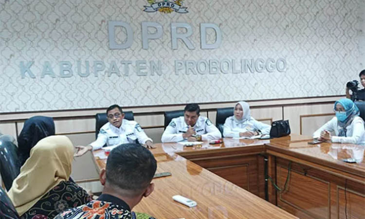 CARI SOLUSI: Pengurus KPRI Perkasa Dringu saat rapat bersama Komisi II DPRD Kabupaten Probolinggo beberapa waktu lalu.