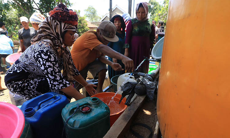TERJADI TIAP KEMARAU: Warga di Kecamatan lumbang antre air bersih kiriman dari BPBD di musim kemarau lalu. Puncak musim kemarau diperkirakan bakal berlangsung bulan depan.