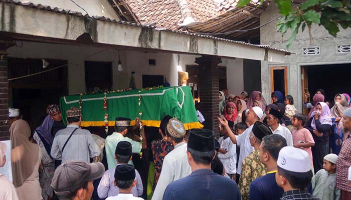 BERDUKA: Jenazah Muhlason saat tiba di rumah duka. (Mokhamad Zubaidillah/ Radar Bromo)