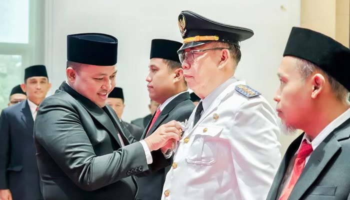 Bupati Pasuruan Mas Rusdi saat melantik salah satu pejabat.