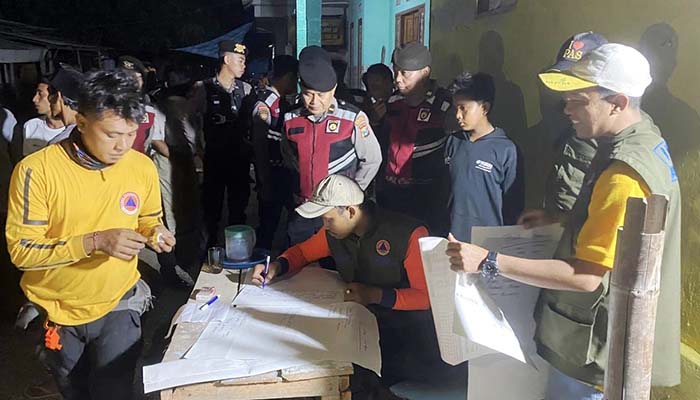 PENDATAAN: Petugas saat melakukan pendataan korban perahu terbalik di perairan Lekok, Kabupaten Pasuruan. (Mokhamad Zubaidillah/ Radar Bromo)
