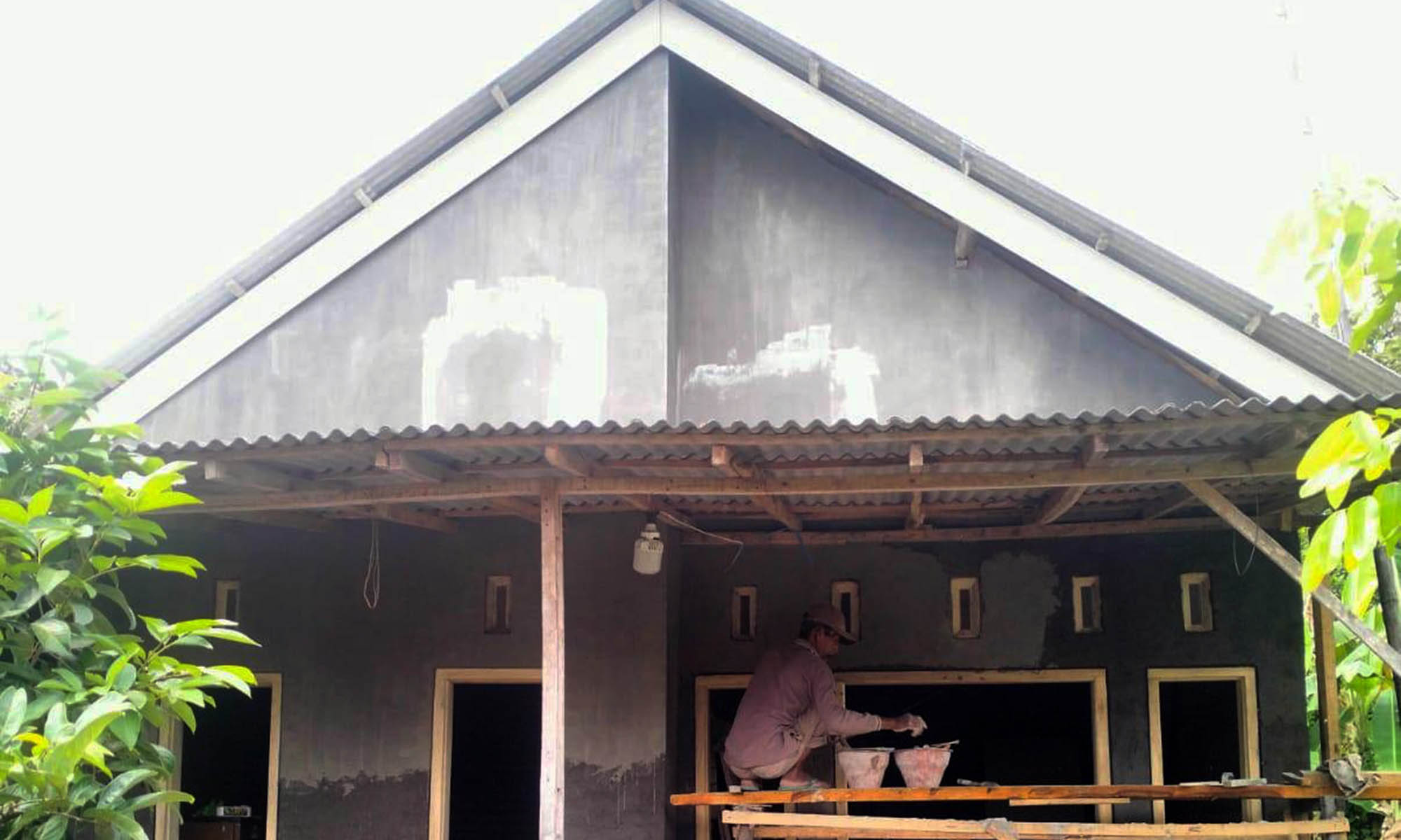 REHAB: Salah seorang pekerja menggarap pembangunan rumah layak huni program Pemerintah Desa Kandangjati Wetan. Tahun ini ada tiga unit RTLH yang direhab.