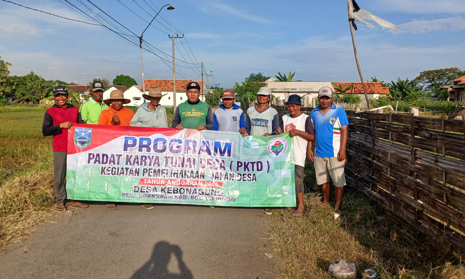 KOMPAK: Sejumlah warga berfoto bersama dalam kegiatan pemeliharaan jalan desa dengan pola padat karya tunai desa