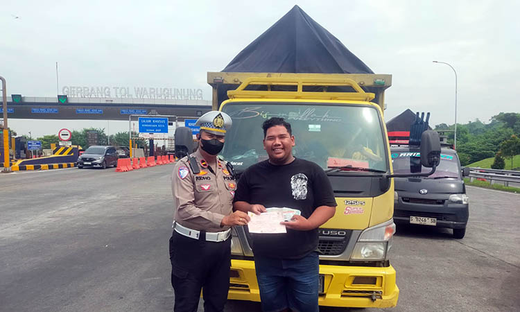 DITINDAK: Petugas Sat PJR saat melakukan penindakan terhadap pelanggar. Selama Mei hingga Juni 2025, ratusan pelanggar ditemukan.