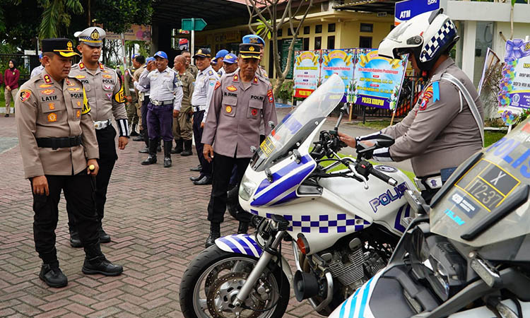 CEK KENDARAAN: Kapolres Probolinggo AKBP M. Wahyudin Latif mengecek kendaraan persiapan operasi patuh semeru 2025.