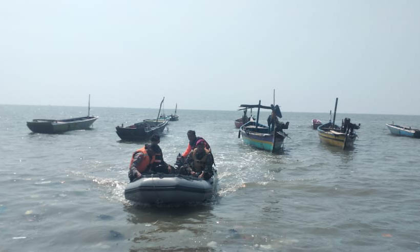 PENCARIAN: Personel gabungan menanti di tepi pantai Pasir Panjang, Lekok. Hari ini pencarian direncanakan bakal dilanjut.