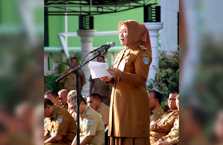 INSPEKTUR: Wakil Wali Kota Probolinggo Hj. Ina Dwi Lestari membacakan amanat Menteri Koperasi RI dalam Peringatan Hari Koperasi ke-78 tahun 2025.