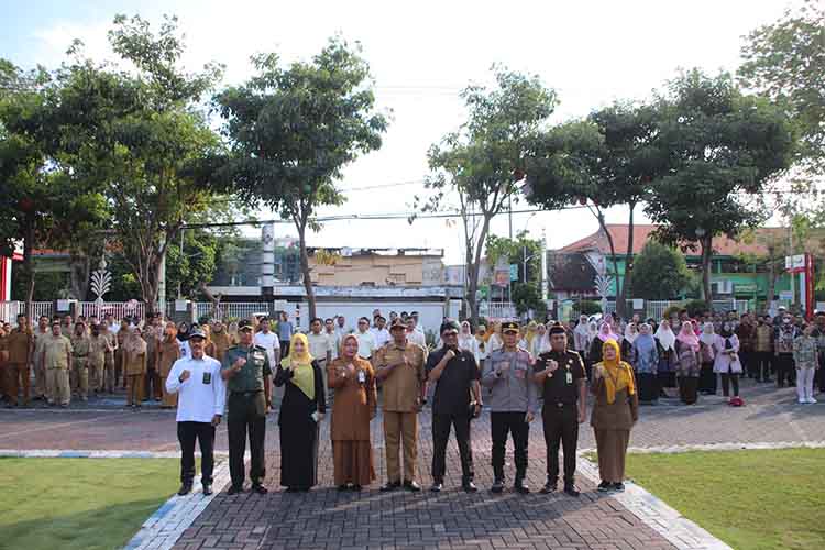 KOMPAK: Wakil Wali Kota Probolinggo Hj. Ina Dwi Lestari bersama Forkopimda dan seluruh peserta upacara berfoto bersama usai upacara Senin (14/7).