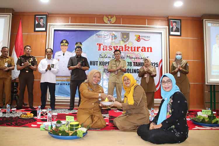 TUMPENG PERTAMA: Wakil Wali Kota Probolinggo Hj. Ina Dwi Lestari menyerahkan potongan tumpeng pertama kepada Kepala DKUP Kota Probolinggo, Ir. Fitriawati.