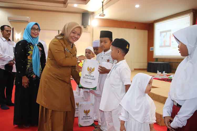 SANTUNAN: Wakil Wali Kota Probolinggo Hj. Ina Dwi Lestari memberikan santunan kepada anak yatim dalam Tasyakuran Hari Koperasi ke-78 tahun 2025.