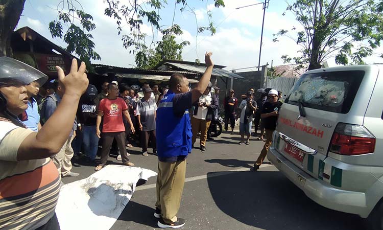 TRAGEDI: Jenazah Bayu Adi Saputra, dievakuasi ke RSUD dr. Mohamad Saleh Kota Probolinggo Selasa (15/7) siang. (Inneke Agustin/ Radar Bromo)