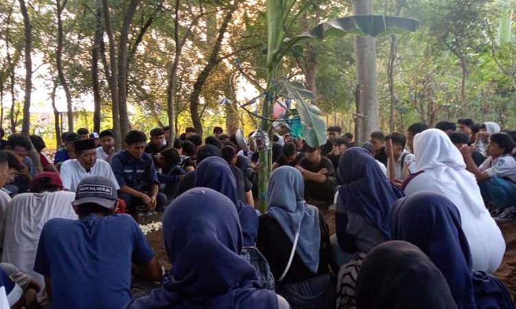 Sejumlah teman dan kerabat Bayu mengantar kepergiannya di tempat pemakaman umum (TPU). (Inneke Agustin/ Radar Bromo)